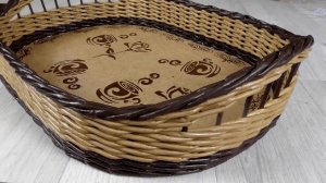 Поднос из газетных трубочек с комбинированным дном