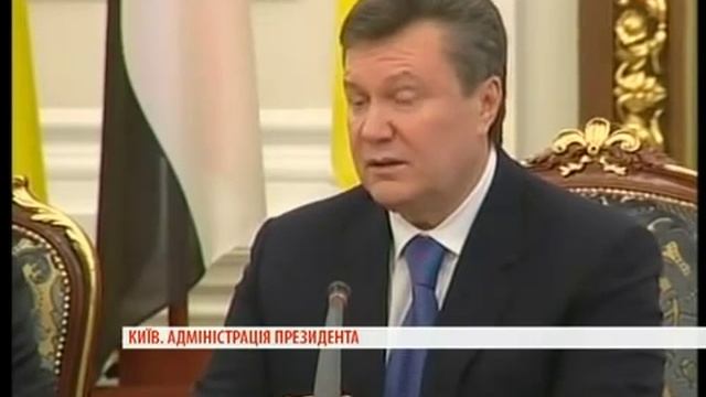 Янукович споткнулся о елку смотреть онлайн