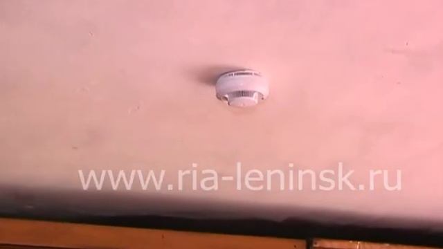 В домах многодетных Ленинск-кузнецких семей продолжается установка противопожарных датчиков смотреть онлайн