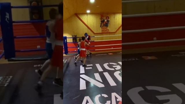 Младшие бьют старших! Работа на защиту и передвижения. #бокс #бокстренировки #защита смотреть онлайн