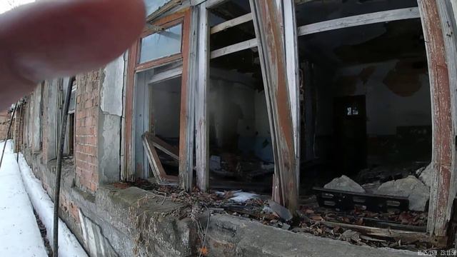 Старое здание, что в нем было, история умалчивает. смотреть онлайн