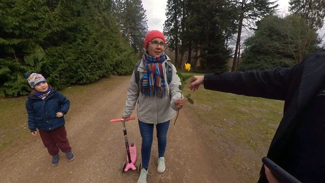 8 Марта в Англии не отмечают, но все женщины любят цветы. Дарим незнакомым женщинам желтые розы. смотреть онлайн