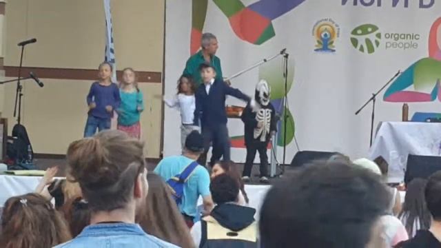 Танец в костюме скелета на фестивале йоги 2017 смотреть онлайн