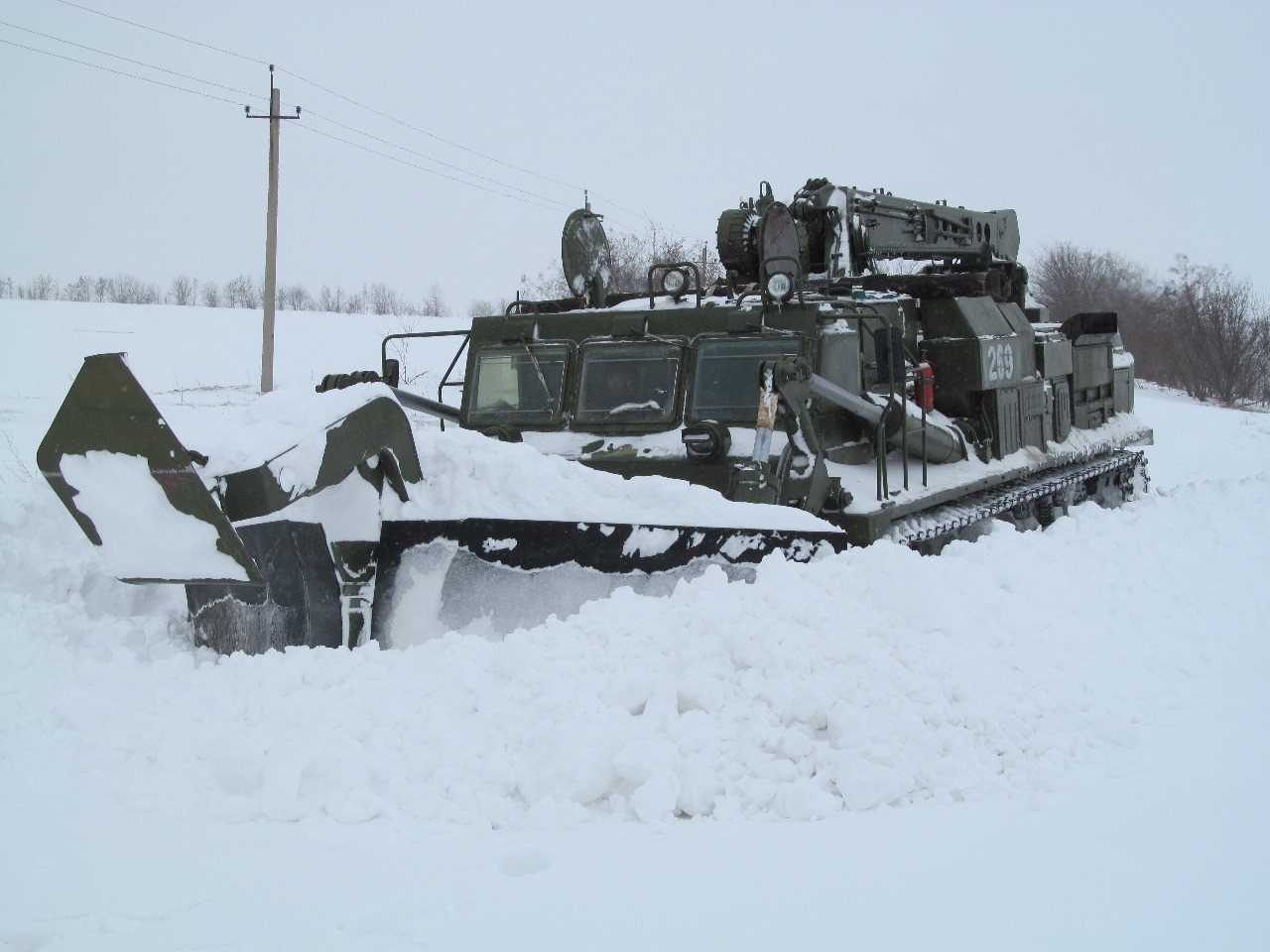 Танк БАТ-2 гребёт снег! BAT-2 tank rowing snow смотреть онлайн