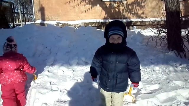 ребятишки помогают взрослым чистить снег)))))))))))) смотреть онлайн