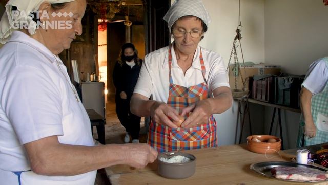 Discover 'cosutola' cheese-stuffed veal with cavatelli & fusilli | Pasta Grannies смотреть онлайн