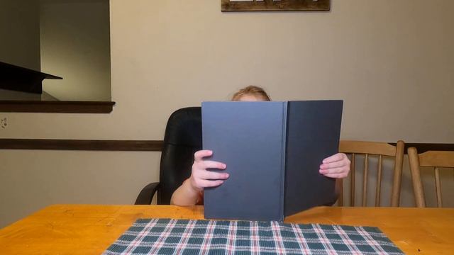 Алиса читает книгу, которую она сама написала в 6 лет на английском языке. смотреть онлайн