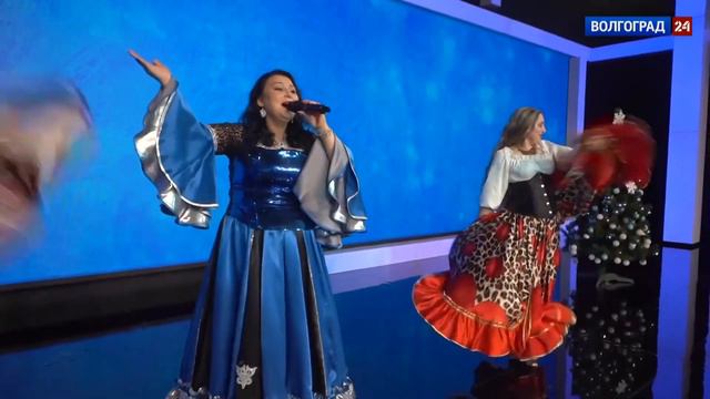 Весёлая цыганская песня "ШУНЭН РОМАЛЭ" Лена Северная - Новогодний огонёк 2024 Shunen Romale смотреть онлайн