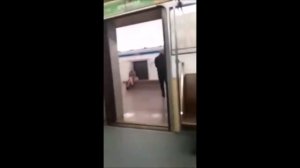 ??ПЬЯНЫЙ ХАЛК-МУДАК КУЛАКОМ РАЗБИЛ СТЕКЛО В ВАГОНЕ ПИТЕРСКОГО МЕТРО.
