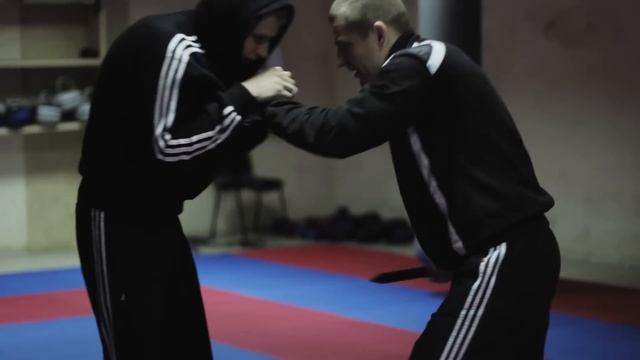 Самооборона на улице - Реальная атака с ножом - работа психа (StreetThai) смотреть онлайн