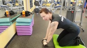 Упражнение с роликом для пресса