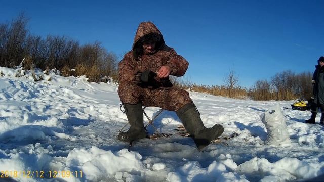 едем на рыбалку на снегоходе за окунем смотреть онлайн