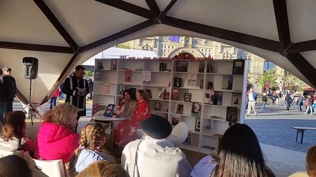 РЕПОРТАЖ С КРАСНОЙ ПЛ. АЛЛА ДОВЛАТОВА НА КНИЖНОЙ ЯРМАРКЕ 1 6 18... С 17 - 11... смотреть онлайн