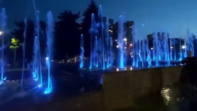 Светомузыкальный фонтан в Кишинёве (Парк Афганцев) смотреть онлайн