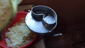 Нарезка, шинковка капусты приспособлением из прошлого.