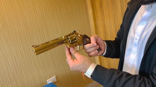 Revolver colt python .357 gold plated смотреть онлайн