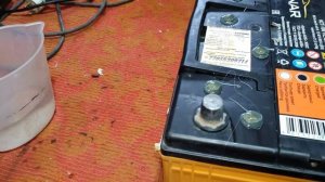 Доливка воды в необслуживаемые (закрытые без пробок) аккумуляторные батареи.