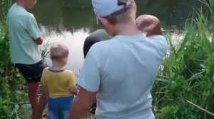 Ловит рыбу руками