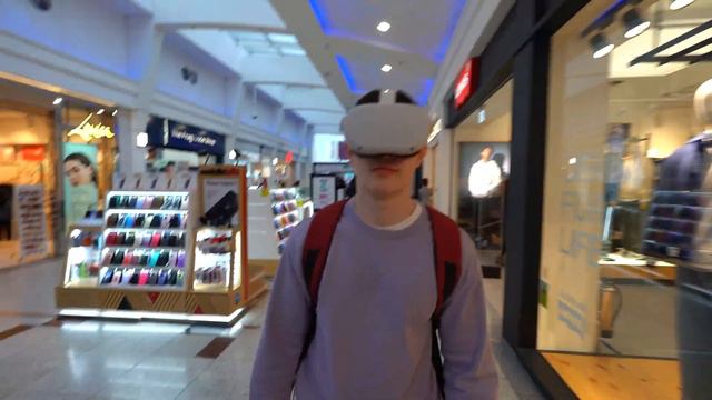 Using the Meta Quest 2 in the Apple Store смотреть онлайн