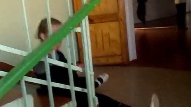 Девочка спускается с лестницы смотреть онлайн