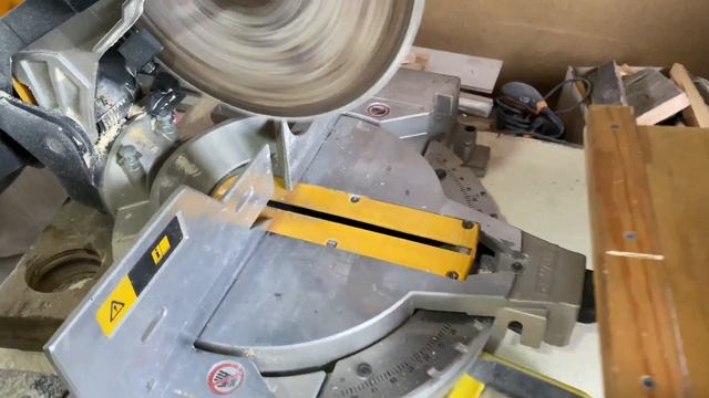 БУТЫЛКОРЕЗ САМЫЙ ПРОСТОЙ СПОСОБ КАК ОТРЕЗАТЬ СТЕКЛЯННУЮ БУТЫЛКУ И СДЕЛАТЬ БОКАЛ смотреть онлайн