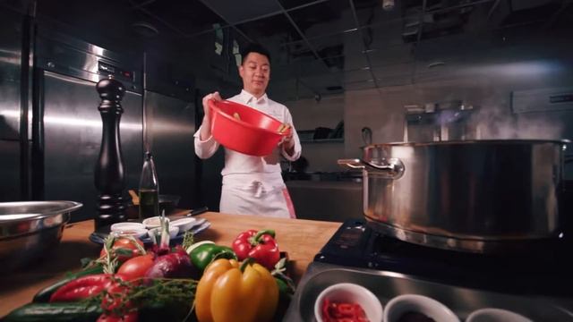 Сахалинская кухня: cалат из гигантского лопуха (белокопытника) готовит Павел Ким смотреть онлайн