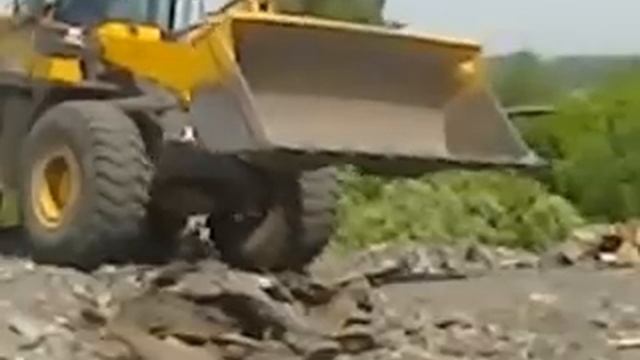 Фронтальный погрузчик делает планировку смотреть онлайн