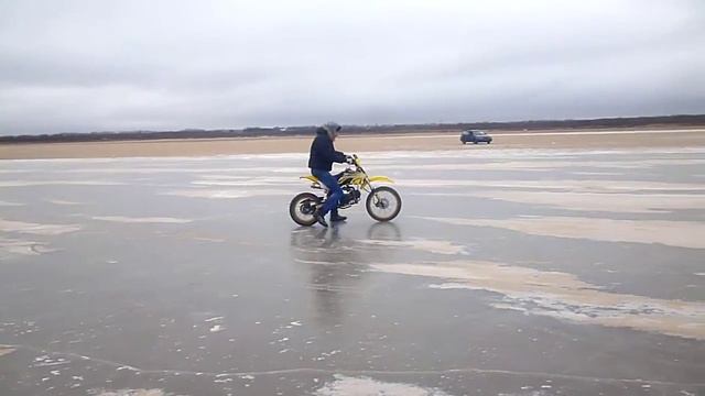 На питбайке по льду смотреть онлайн