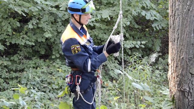 организация подъёма спуска по верёвке с помощью схватывающих узлов прусика смотреть онлайн