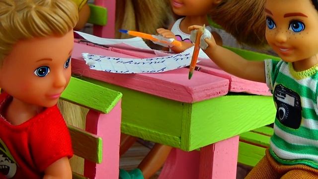 КОНТРОЛЬНАЯ РАБОТА - ВОТ ТАК ПОВОРОТ. Про школу. Играем в куклы Барби в школе смотреть онлайн