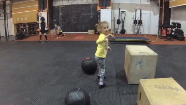 Strong man training for kids | Кроссфит для детей. CrossFit para niños смотреть онлайн