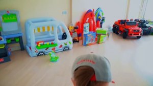 Сеня и Папа играют в детские профессии. Сеня покупает Новую Полицейскую машинку.