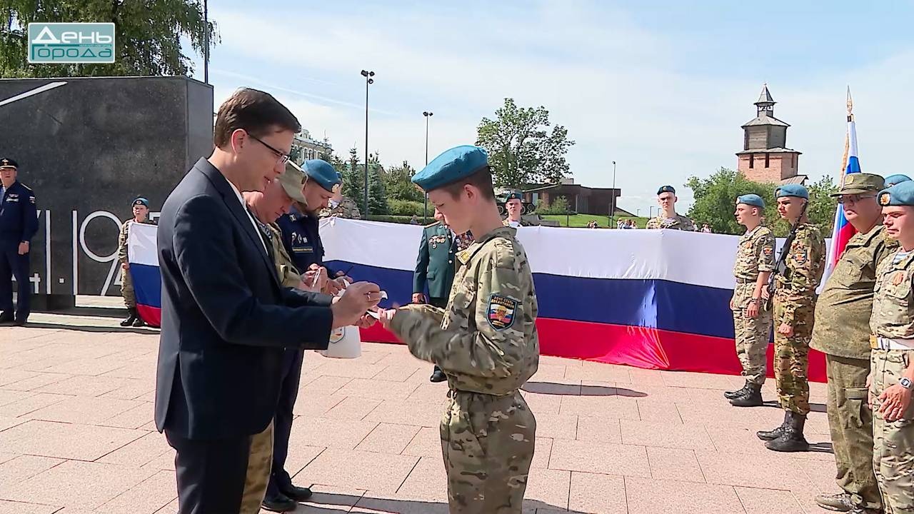 Удостоверения парашютистов и памятные медали получили воспитанники лагеря «Хочу стать десантником» смотреть онлайн