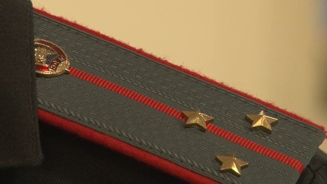 Мужчина отказался уезжать с дачи, за это его привязали к дереву смотреть онлайн