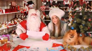 Дед Мороз и Снегурочка читают письма от детей и готовят подарки.