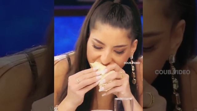 Когда она попросила чуть-чуть откусить от твоей шаурмы