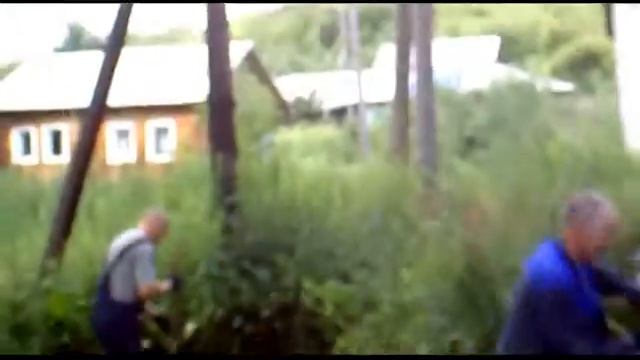Вот как мы на работе косим траву,или триммеры нового поколения смотреть онлайн