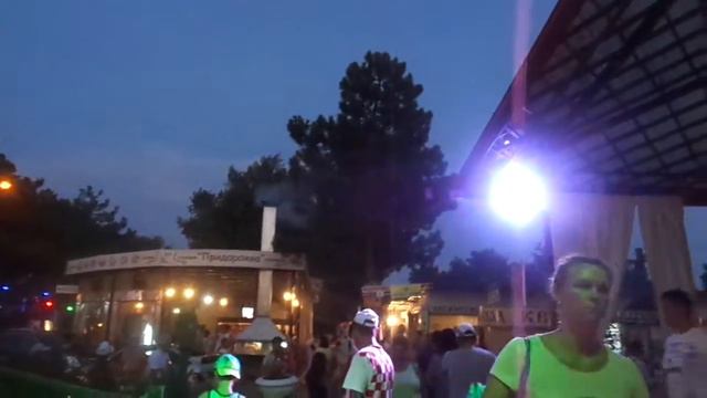 Анапа (Джемете). Пруд ресторана Дворянское гнездо вечером. смотреть онлайн