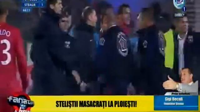 Болельщик ударил футболиста на футбольном поле (ОФИГЕЕШЬ) смотреть онлайн