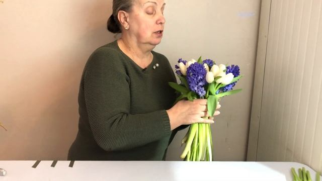 Букет с тюльпанами и гиацинтами в шляпной коробке. Флористика