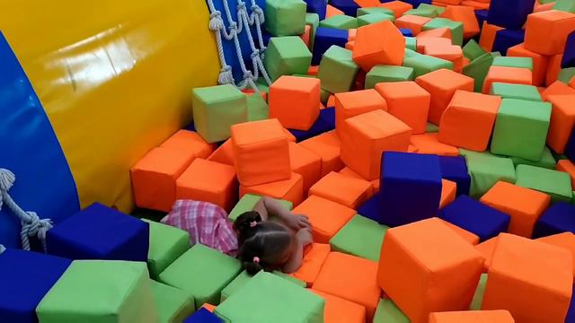 Играем в детской комнате Видео для детей смотреть онлайн