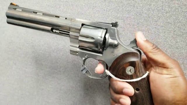 Colt Python 357 Magnum Wood Grips Rick Grimes Walking Dead Special Quick First Look 4K 2160p смотреть онлайн