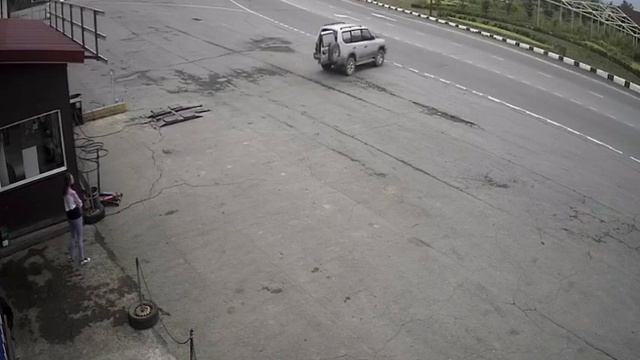 В Корсакове джип без водителя самостоятельно отправился в сторону моря смотреть онлайн