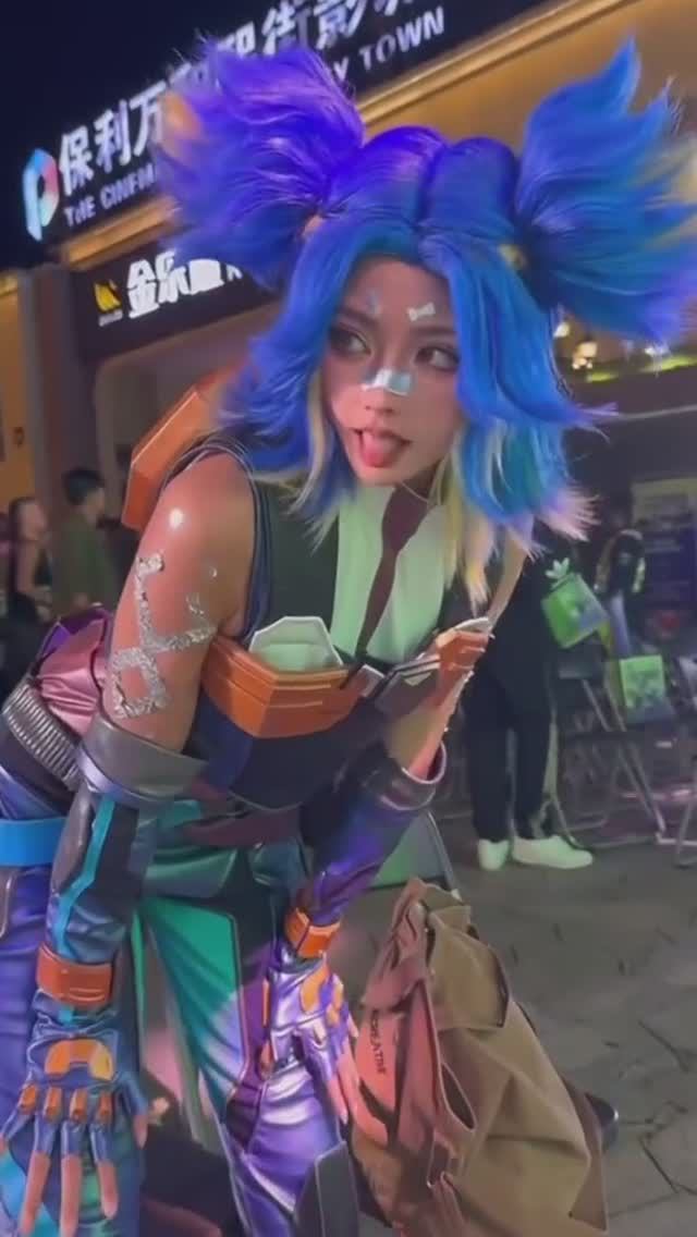 Милая аниме девушка с синими волосами позирует на камеру смотреть онлайн