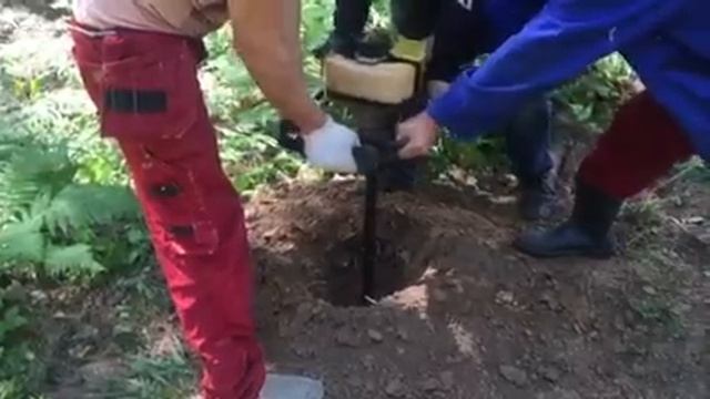 Будни кузнеца. Бурим отверстия для столбов забора. смотреть онлайн
