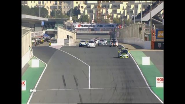 Dubai 24 Hours : Spectacular crash in the straight line involving a Porsche and a Ginetta смотреть онлайн