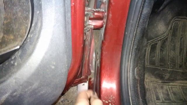 Песок и земля внутри крыла у двери