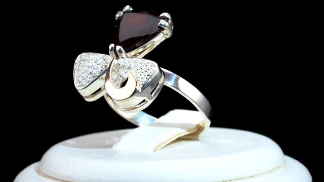 Серебряное кольцо с золотыми пластинами и гранатом, лот #12333 смотреть онлайн