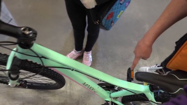 VLOG Покупаем Даше велосипед. Надя въехала в порш смотреть онлайн