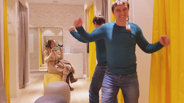 Поход в тезенис с мужчиной и покупки для Него смотреть онлайн